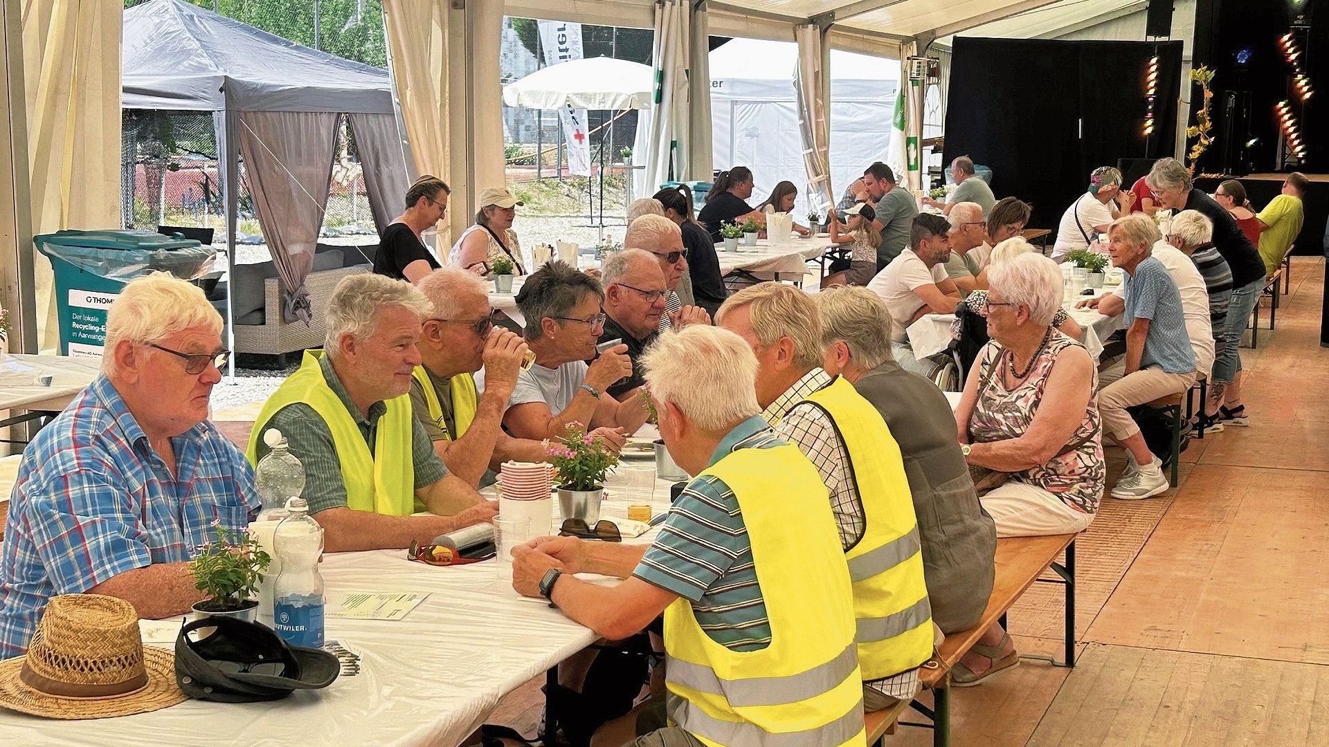 Im schattigen und gut durchlüfteten Festzelt waren die Sitzplätze stets begehrt.Bilder: agu