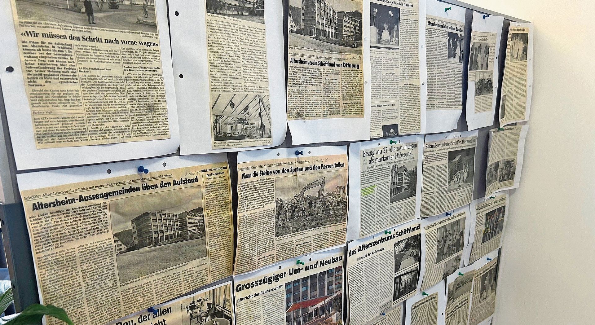 Alte Zeitungsausschnitte brachten die Entwicklung des Alterszentrums näher.Bild: ZVG