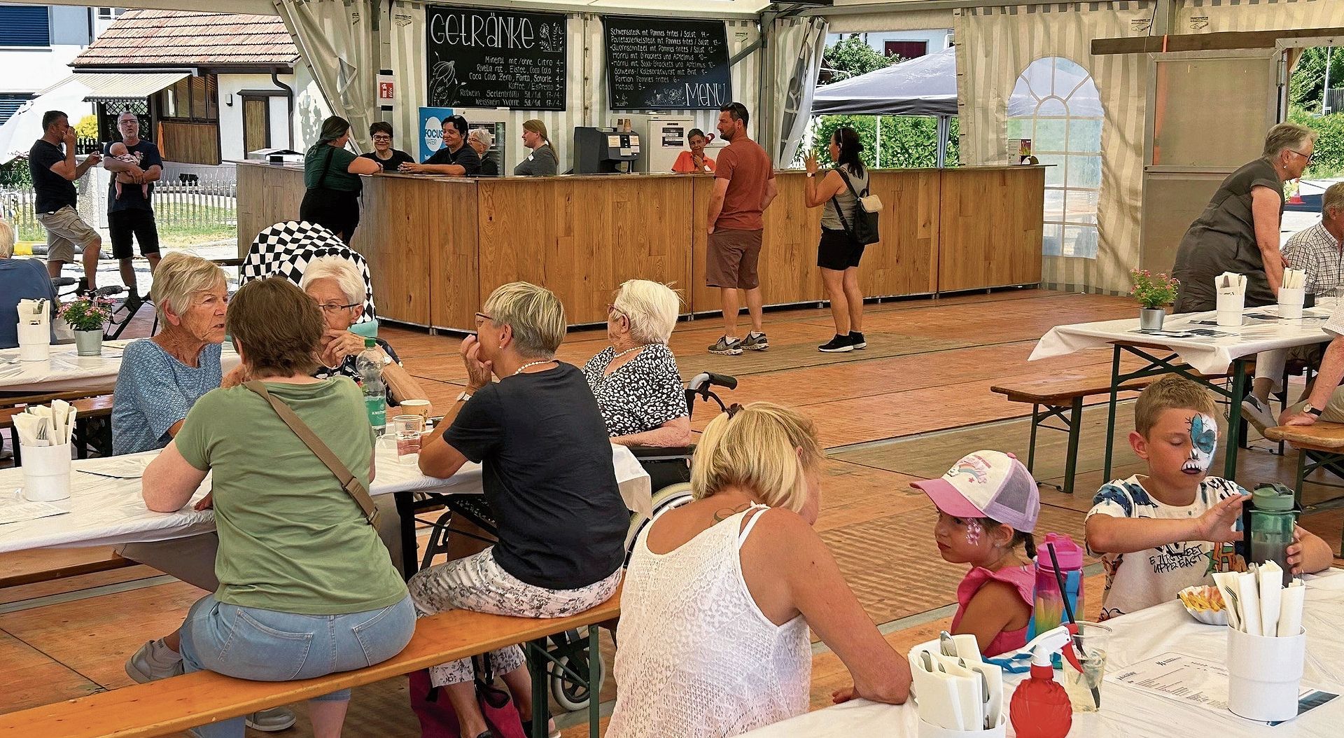 Nach dem Rundgang kehrten die meisten Besuchenden im grossen Festzelt ein.