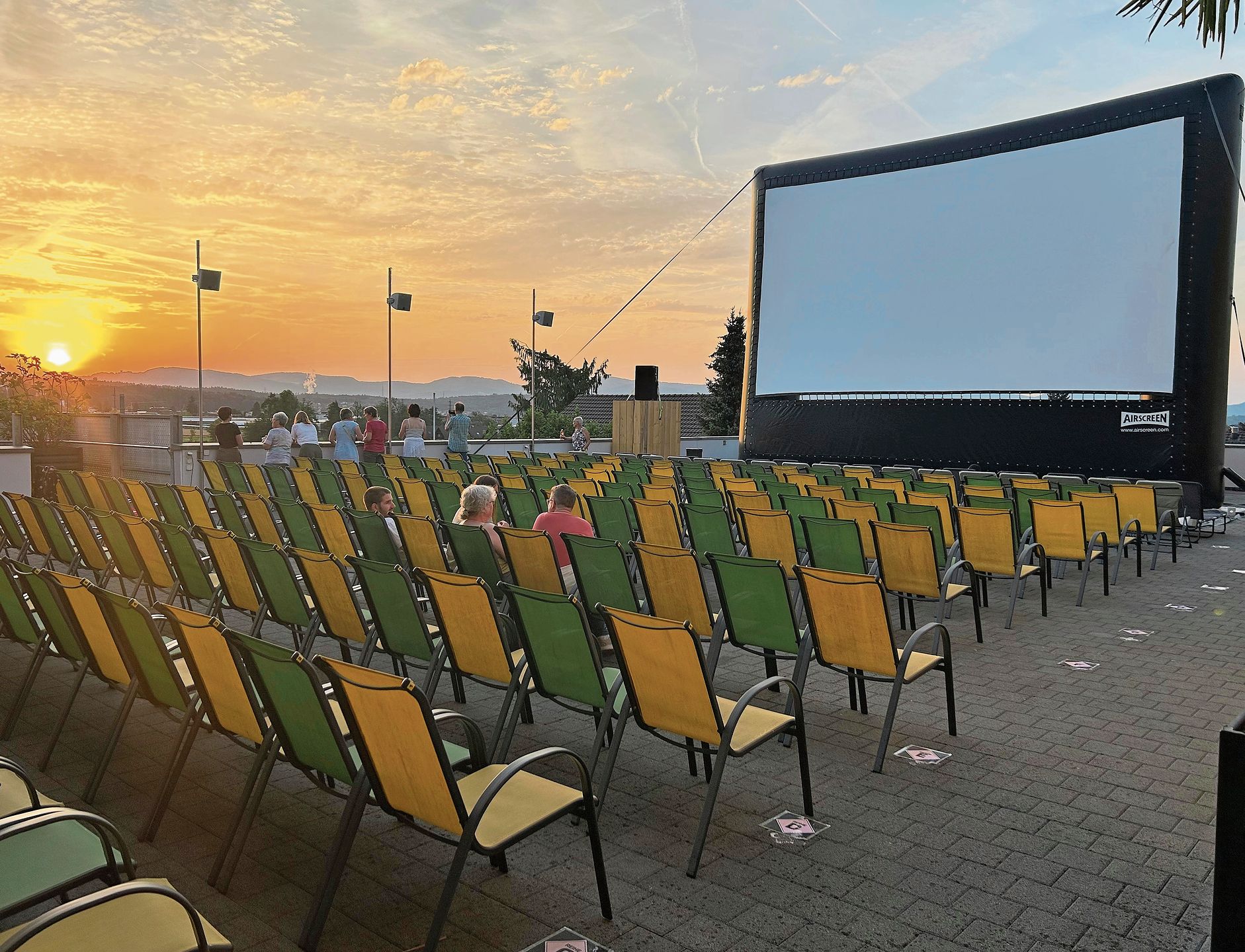 Rund eine halbe Stunde vor Filmbeginn findet das Spektakel nicht auf der Leinwand, sondern am Abendhimmel statt.Bilder: agu