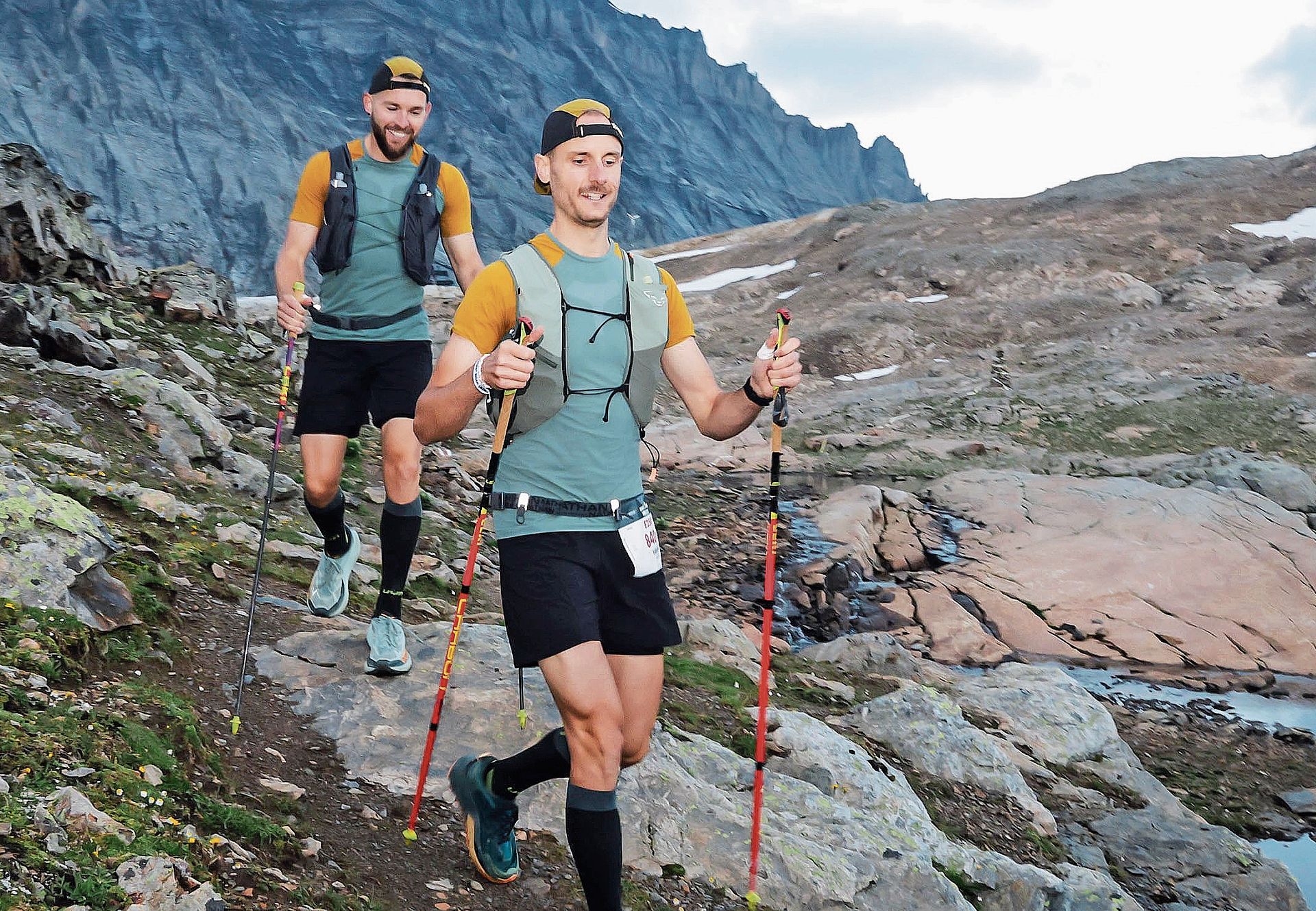 Fabian Hauri (links) und Lukas Morgenthaler überqueren beim Eiger Ultra Trail E250 den Lötschenpass. Das Suhrentaler Duo kämpfte sich trotz Hitze, Gewitter und einer Rennunterbrechung auf den hervorragenden 7. Schlussrang.Bilder: ZVG Fabian Hauri (links) und Lukas Morgenthaler überqueren beim Eiger Ultra Trail E250 den Lötschenpass. Das Suhrentaler Duo kämpfte sich trotz Hitze, Gewitter und einer Rennunterbrechung auf den hervorragenden 7. Schlussrang.Bilder: ZVG