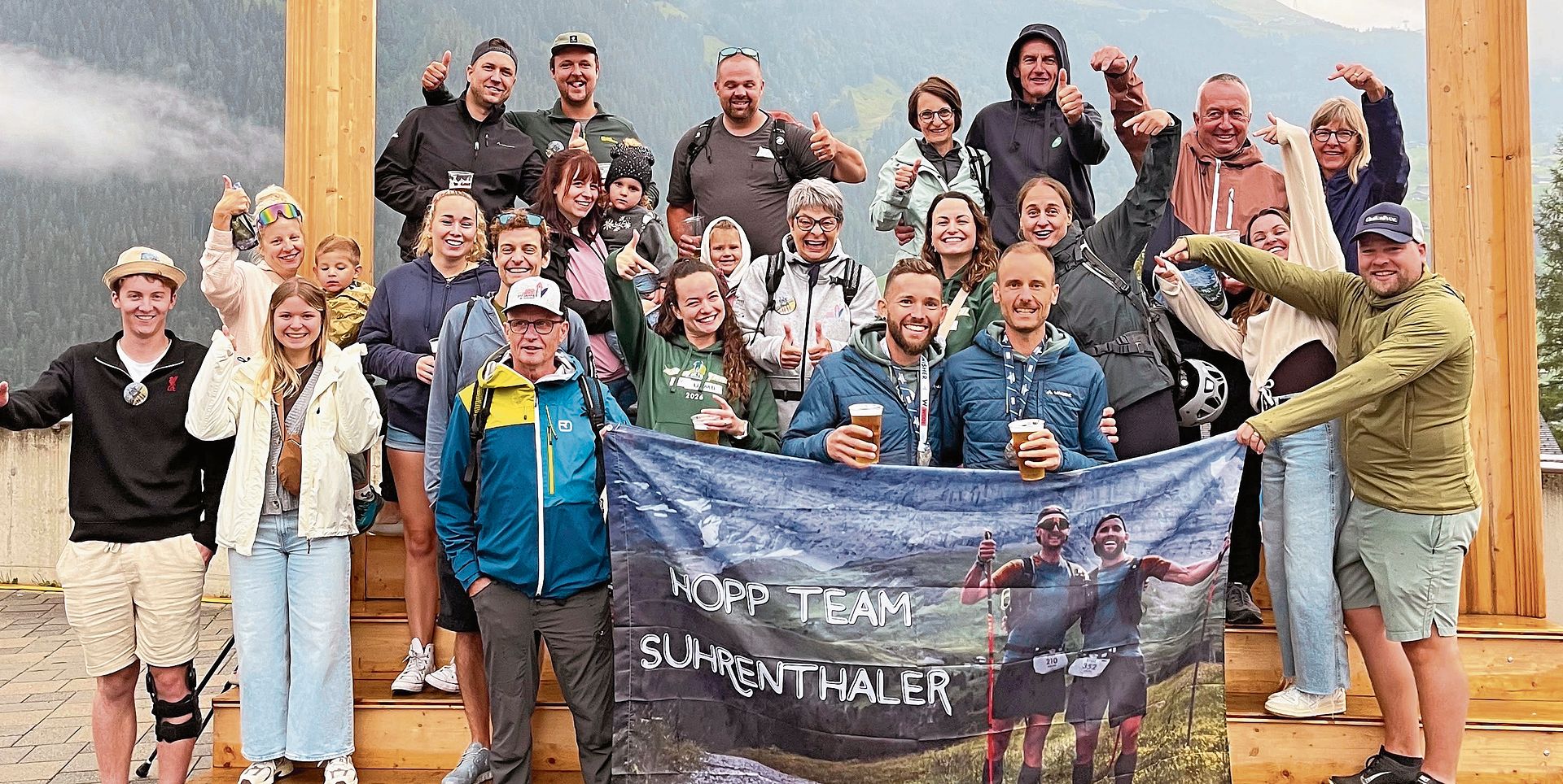 Von Freunden und Supportteam umrahmt freuen sich Lukas Morgenthaler und Fabian Hauri (vorne rechts) über ihren grandiosen Erfolg im Eiger Ultratrail. Von Freunden und Supportteam umrahmt freuen sich Lukas Morgenthaler und Fabian Hauri (vorne rechts) über ihren grandiosen Erfolg im Eiger Ultratrail.