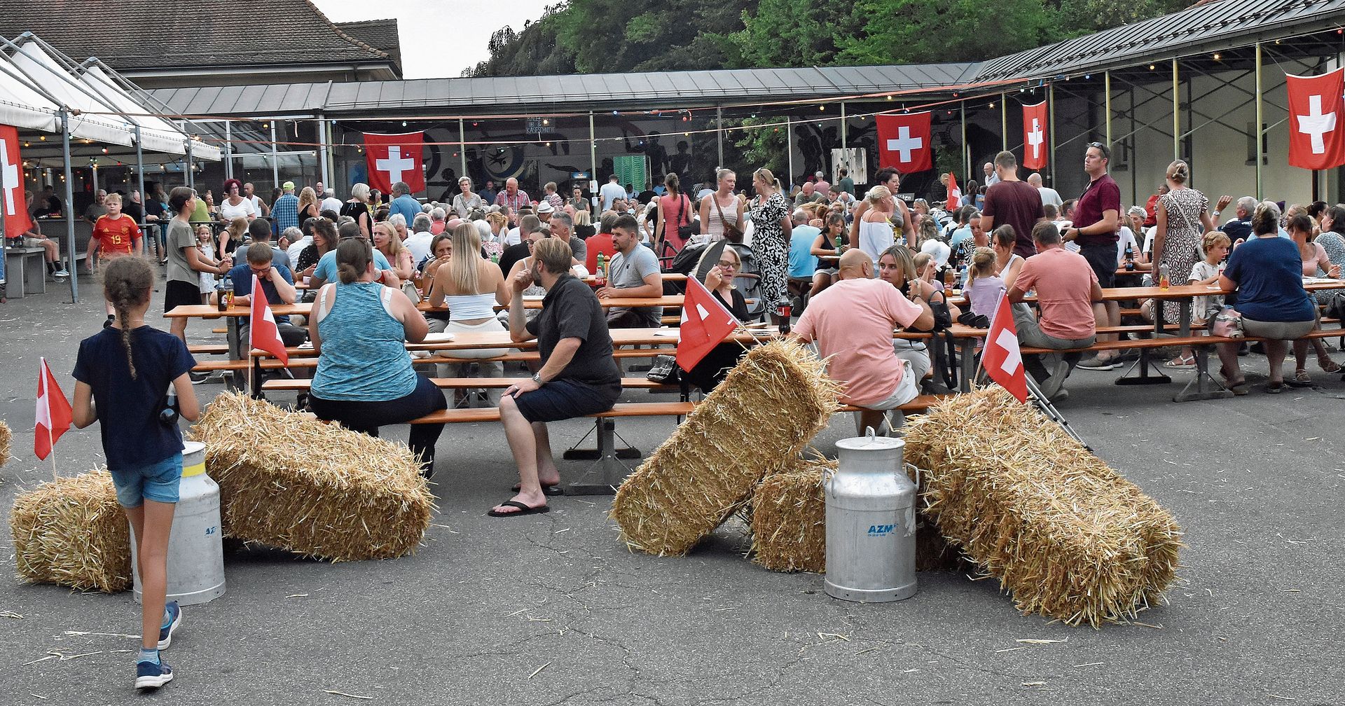 Der Pausenplatz als neuer Veranstaltungsort füllte sich mit abnehmenden Temperaturen zusehends.Bild: Alfred Weigel Der Pausenplatz als neuer Veranstaltungsort füllte sich mit abnehmenden Temperaturen zusehends.Bild: Alfred Weigel