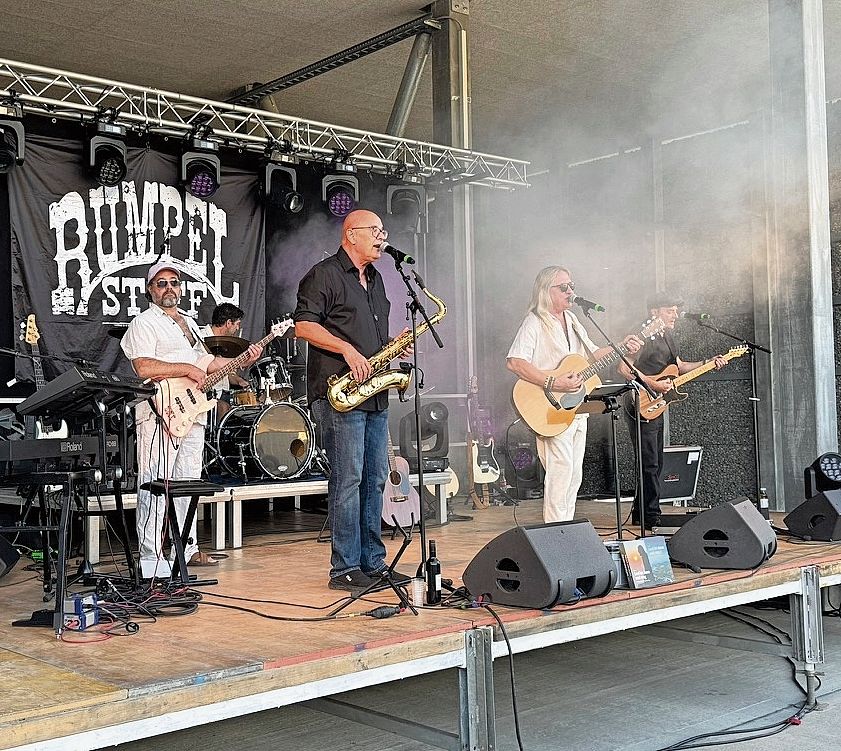 Rumpelstoff sorgte mit Schweizer Kultsongs und viel Spielfreude für einen energiegeladenen Auftakt. Rumpelstoff sorgte mit Schweizer Kultsongs und viel Spielfreude für einen energiegeladenen Auftakt.