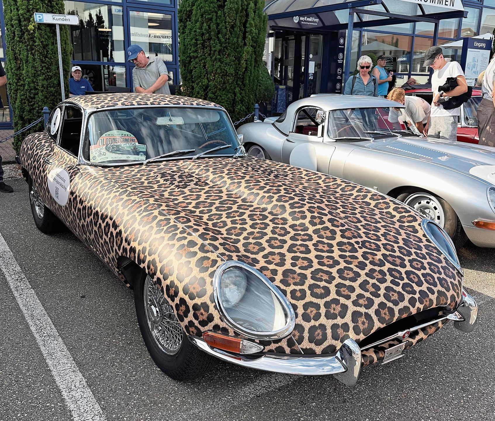 Im Design von 100 Jahren Jaguar und Emil Frey. 