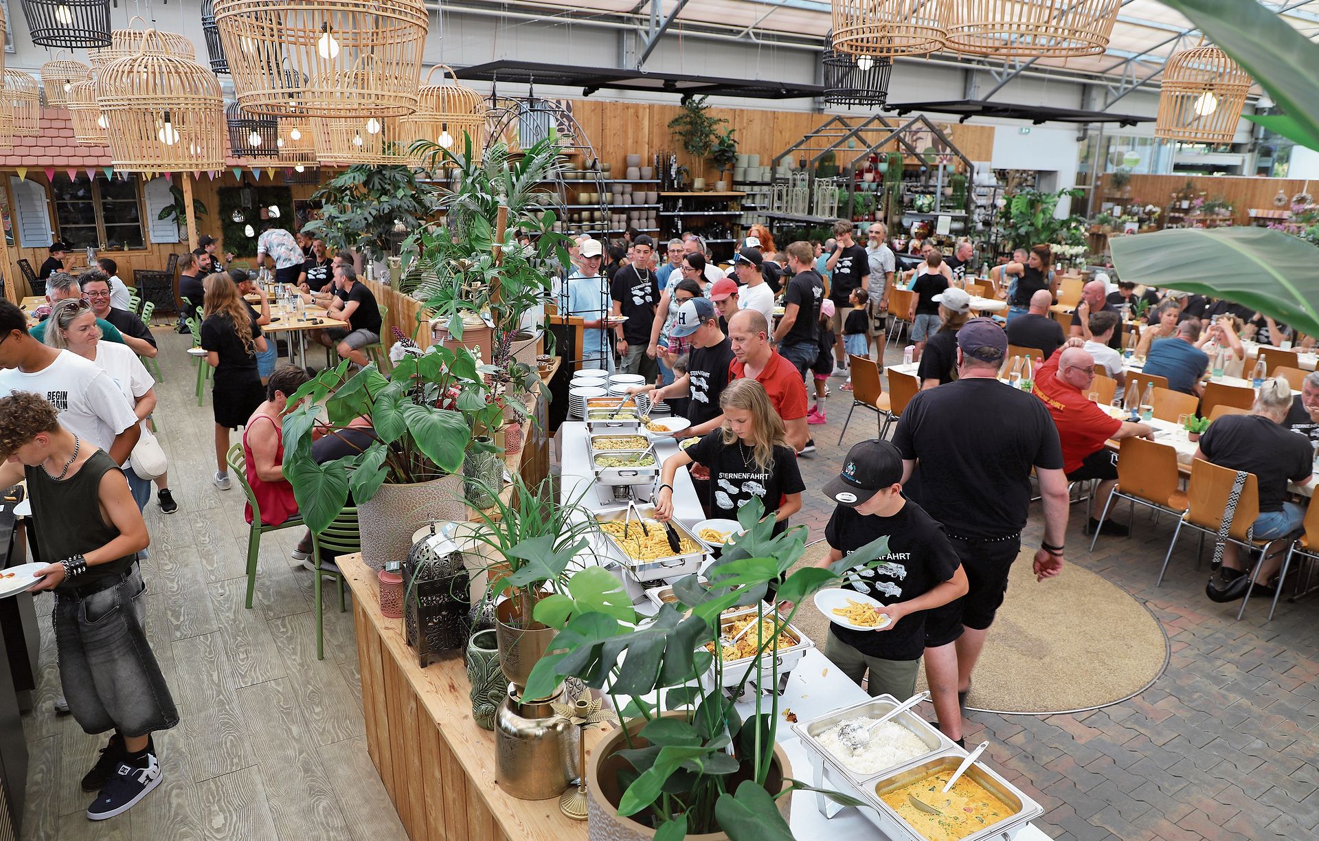 Mehr als 150 Personen durften sich am Buffet bedienen. Mehr als 150 Personen durften sich am Buffet bedienen.