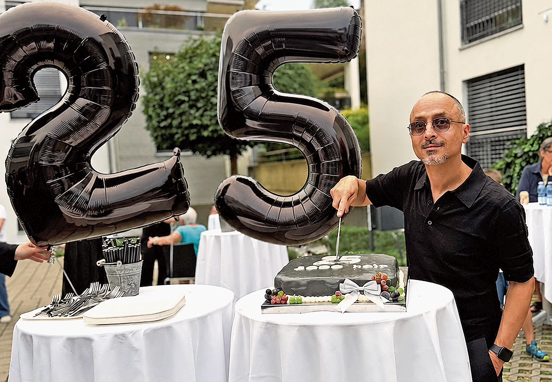 Ein süsser Höhepunkt der Jubiläumsfeier: Inhaber Pino Costanzo schneidet die Torte zum 25-jährigen Bestehen von 5000hair an. Ein süsser Höhepunkt der Jubiläumsfeier: Inhaber Pino Costanzo schneidet die Torte zum 25-jährigen Bestehen von 5000hair an.