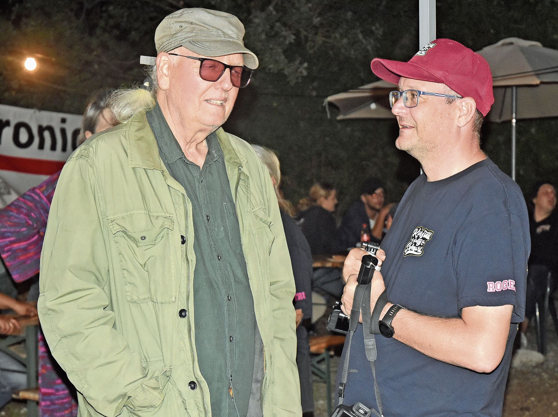 Gastgeber Roger Zimmerli (rechts) tauscht sich mit dem Kölliker Gitarristen «Gogo» aus.