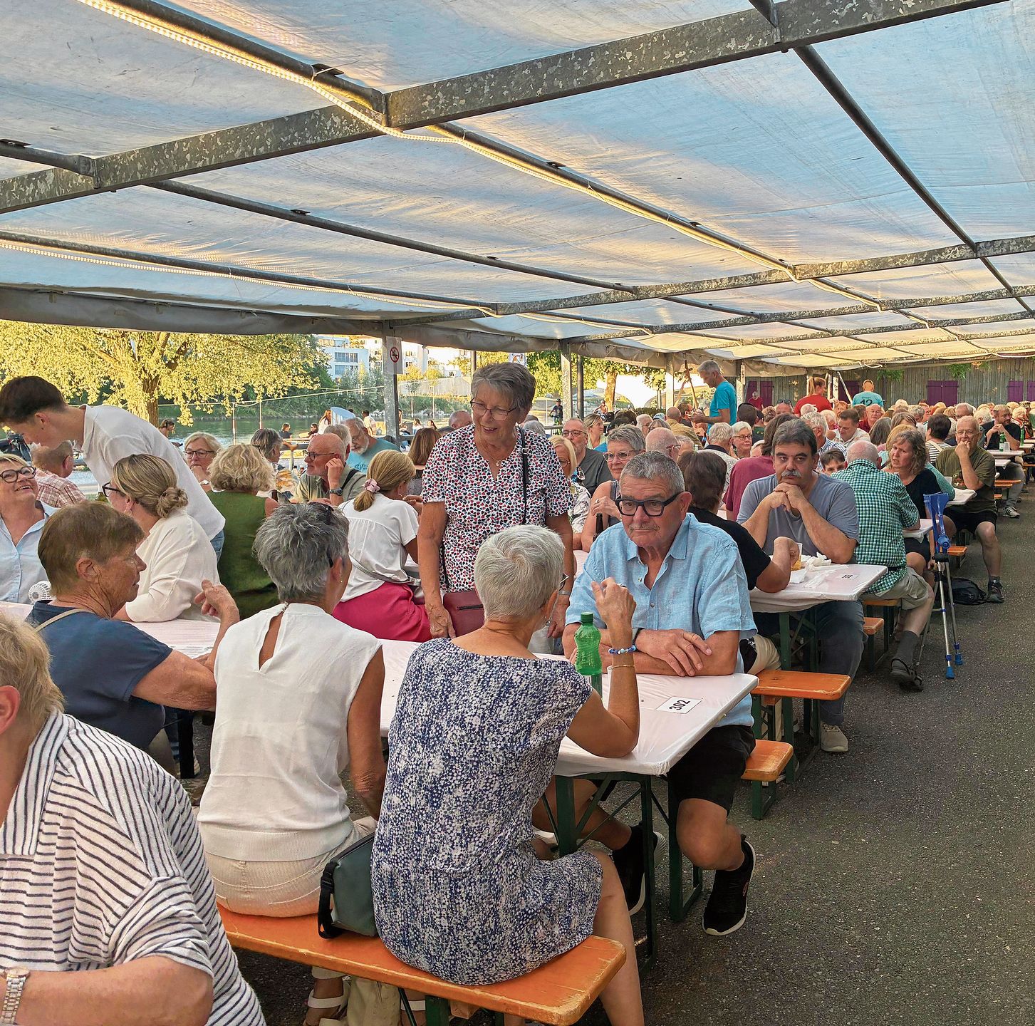 Schon am Freitagabend waren die Tische beim Vereinshaus der Pontoniere gefüllt. Schon am Freitagabend waren die Tische beim Vereinshaus der Pontoniere gefüllt.