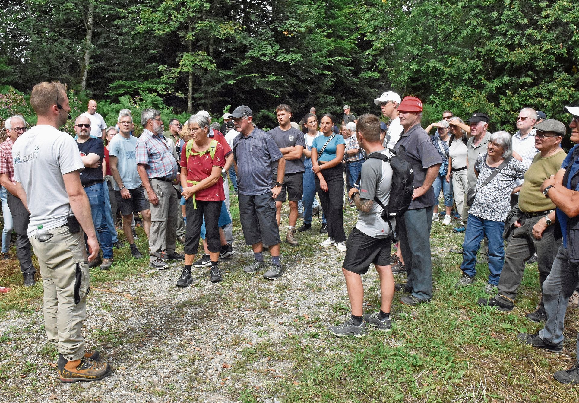 Die Waldumgänger lauschen den Ausführungen von Forstbetriebsleiter Severin Dommen. Bilder: Alfred Weigel Die Waldumgänger lauschen den Ausführungen von Forstbetriebsleiter Severin Dommen. Bilder: Alfred Weigel