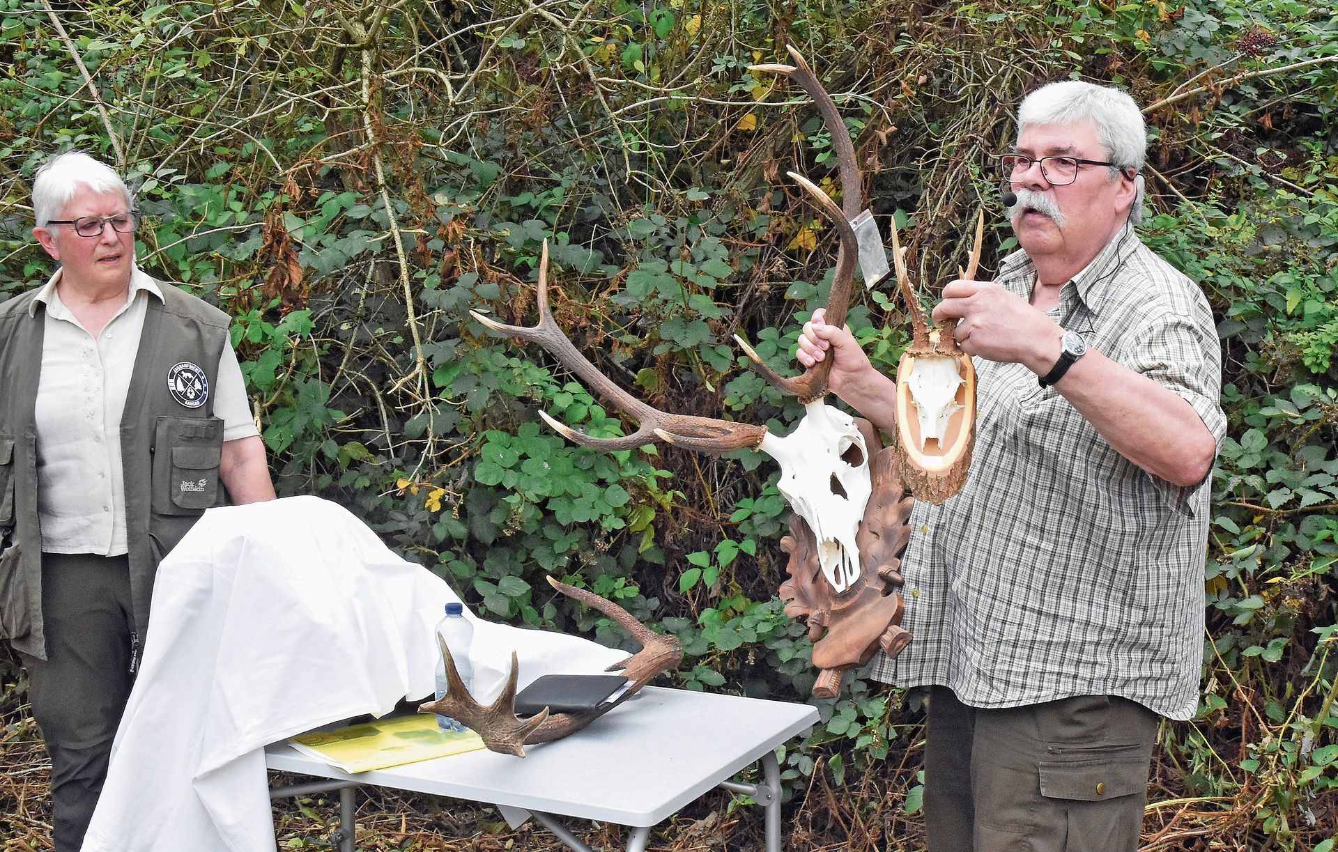 Peter Suter vergleicht ein Hirschgeweih mit dem des Rehbocks. Peter Suter vergleicht ein Hirschgeweih mit dem des Rehbocks.