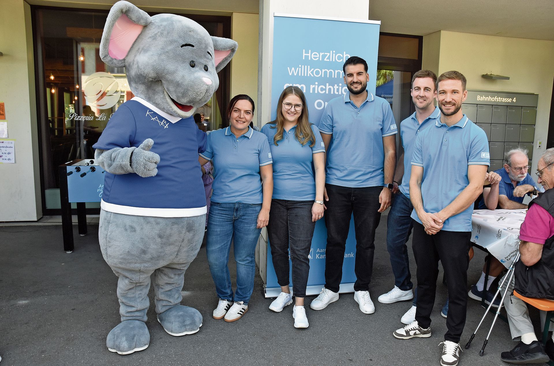 Das junge Team der AKB am Bahnhof Suhr (von links): Temporärmitarbeiter «KABI», Fatime Gashi, Corinne Widmer, Niederlassungsleiter Shkelzen Velija, Alex Bolliger und Michael Wirth. Bilder: AWE Das junge Team der AKB am Bahnhof Suhr (von links): Temporärmitarbeiter «KABI», Fatime Gashi, Corinne Widmer, Niederlassungsleiter Shkelzen Velija, Alex Bolliger und Michael Wirth. Bilder: AWE