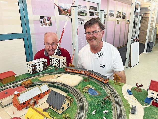 «Alles aus Abfall»: Bruno Schwender (rechts) zeigt Andreas Tschupp den orangenen WSB-Zug seiner Recyclingbahn. «Alles aus Abfall»: Bruno Schwender (rechts) zeigt Andreas Tschupp den orangenen WSB-Zug seiner Recyclingbahn.