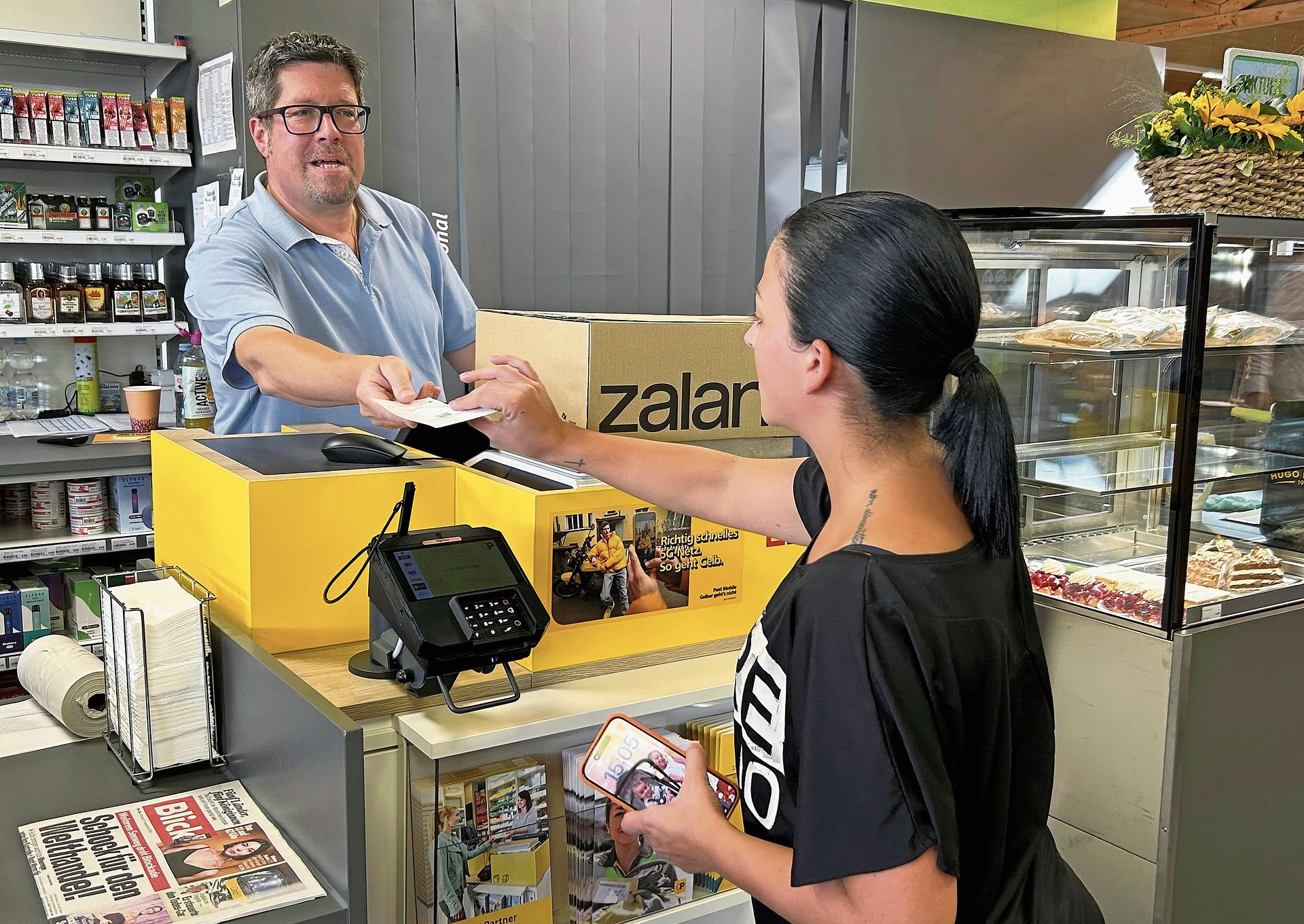 Postmitarbeiter Boris Amstutz beim Bedienen einer Kundin im TopShop in Kölliken.Bilder: Achim Günter Postmitarbeiter Boris Amstutz beim Bedienen einer Kundin im TopShop in Kölliken.Bilder: Achim Günter