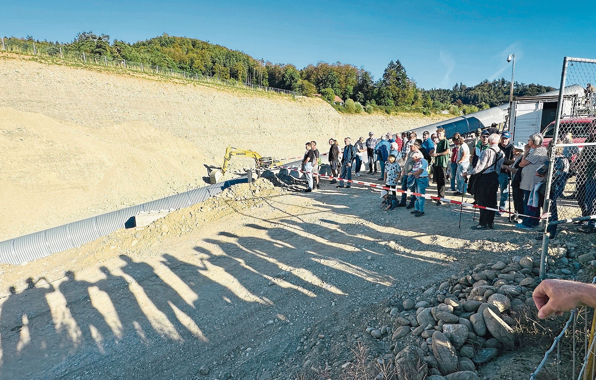 Rund 150 Personen nutzten die Gelegenheit, das neue Förderband im Abbaugebiet Stoltenrain bei einem geführten Rundgang aus nächster Nähe zu besichtigen und mehr über den Kiesabbau in Staffelbach zu erfahren. Rund 150 Personen nutzten die Gelegenheit, das neue Förderband im Abbaugebiet Stoltenrain bei einem geführten Rundgang aus nächster Nähe zu besichtigen und mehr über den Kiesabbau in Staffelbach zu erfahren.