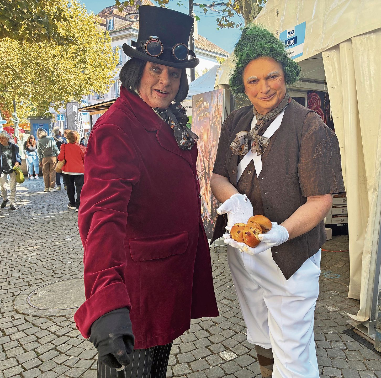 Willy Wonka und Umpalumpa lockten mit Schoko-Brötchen zur Creativa26. Willy Wonka und Umpalumpa lockten mit Schoko-Brötchen zur Creativa26.