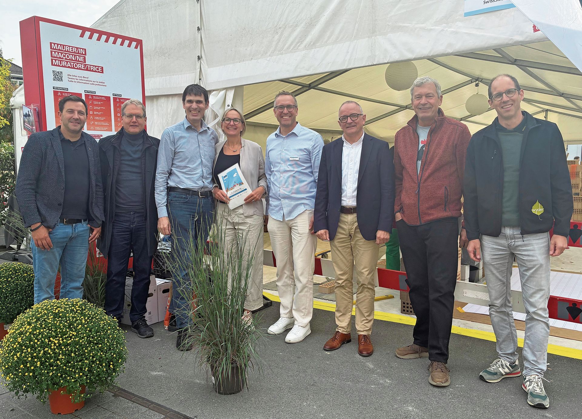 Der MAG-Vereins-Vorstand zusammen mit Organisator Mike Zettel (KeinDing GmbH), Stadtpräsident Hanspeter Hilfiker und Timo Gisi vom Baumeister Verband Aargau. Der MAG-Vereins-Vorstand zusammen mit Organisator Mike Zettel (KeinDing GmbH), Stadtpräsident Hanspeter Hilfiker und Timo Gisi vom Baumeister Verband Aargau.