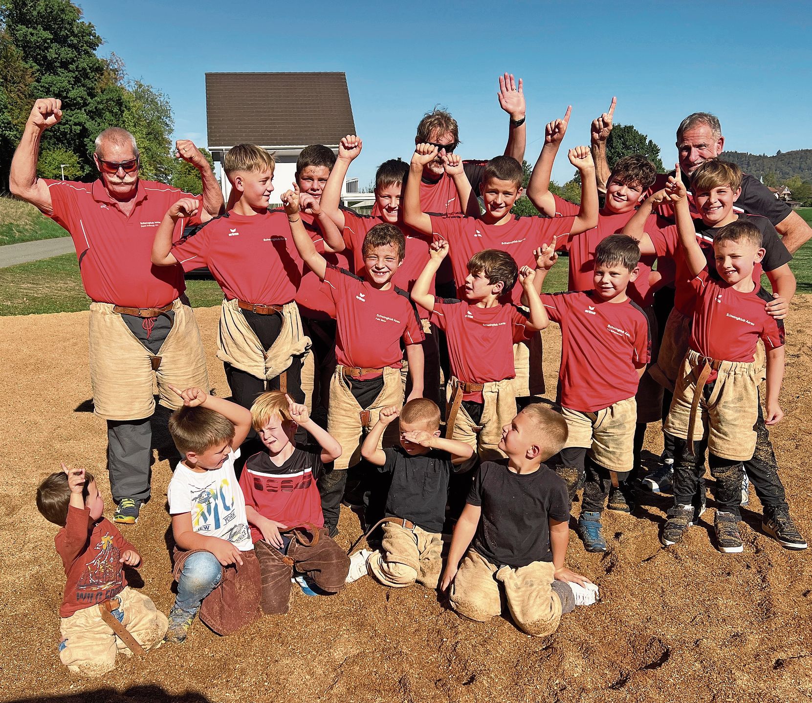 Gruppenbild der Teilnehmer am Schnupper-Schwingertag. Gruppenbild der Teilnehmer am Schnupper-Schwingertag.