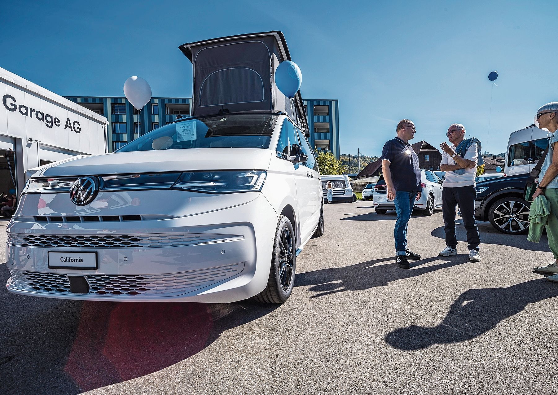 Die aktuellen VW-Fahrzeuge waren auf dem Vorplatz ausgestellt.Bild: Suhre Garage Die aktuellen VW-Fahrzeuge waren auf dem Vorplatz ausgestellt.Bild: Suhre Garage