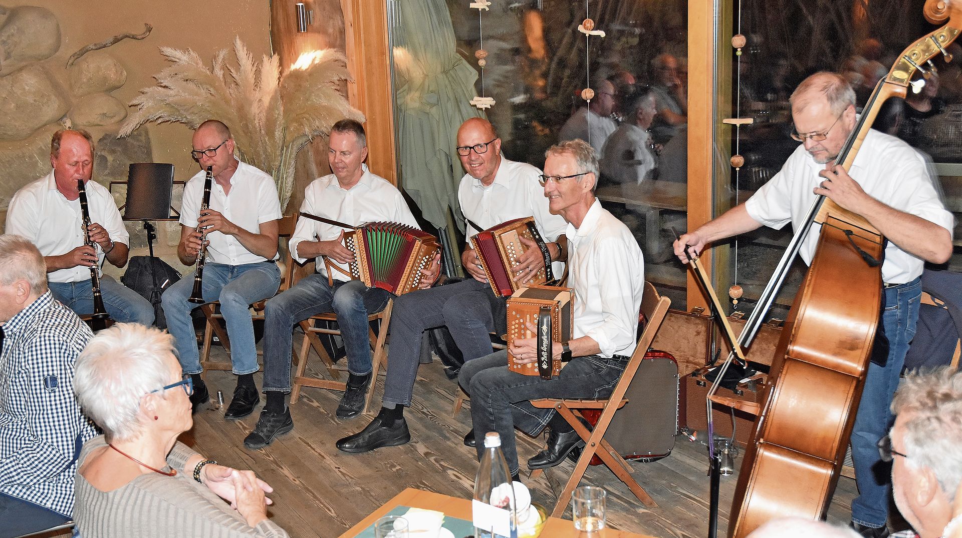 Die Schenkenberg-Örgeler spielten «lupfige Musig»: Dani Böhlen, Ralf Ambühl, Urs Tschan, Peter Oberson, Thomas Lüscher und Ernst Bärtschi (von links).Bilder: Alfred Weigel Die Schenkenberg-Örgeler spielten «lupfige Musig»: Dani Böhlen, Ralf Ambühl, Urs Tschan, Peter Oberson, Thomas Lüscher und Ernst Bärtschi (von links).Bilder: Alfred Weigel