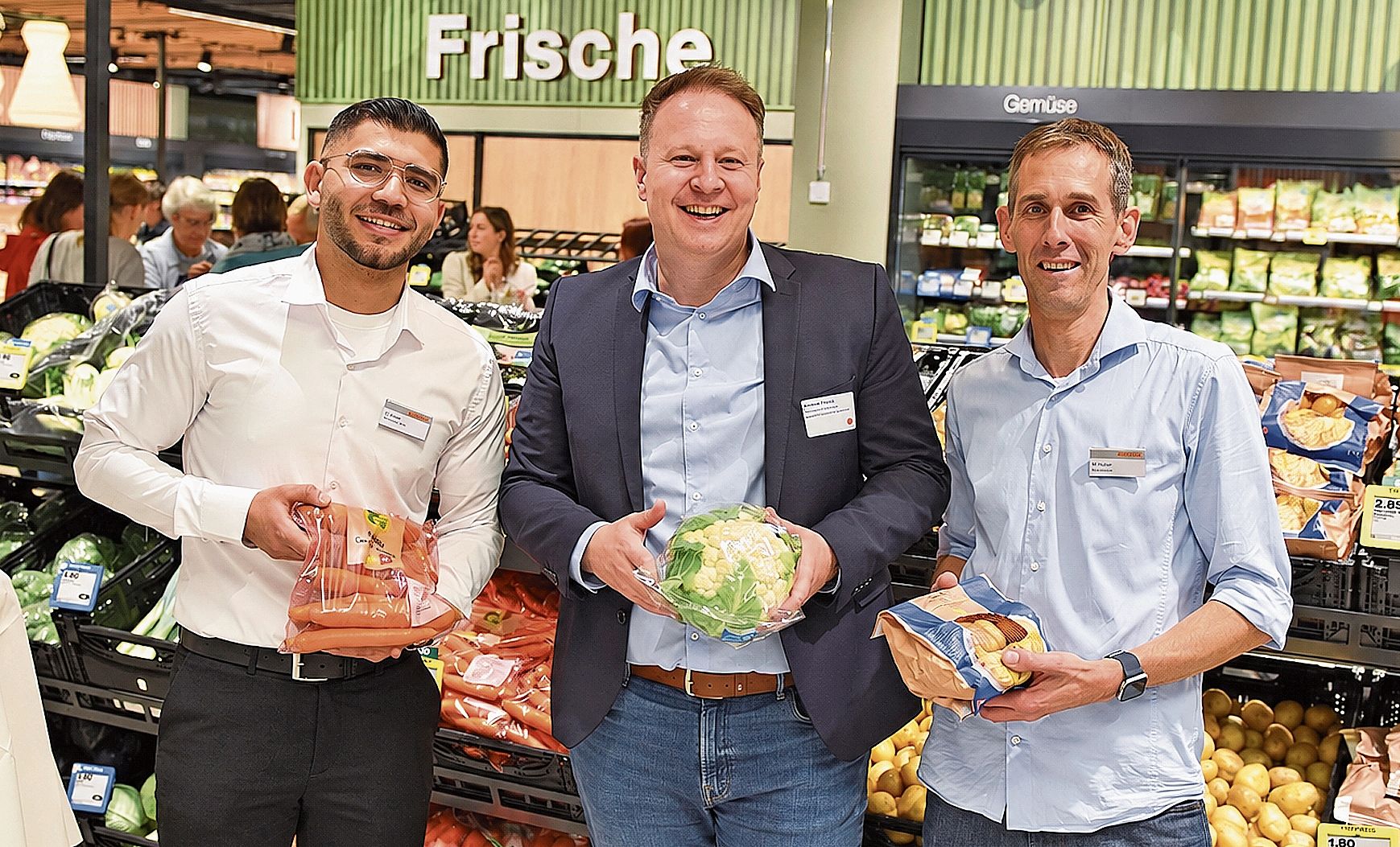 Freuen sich gemeinsam über den neuen Migros in Erlinsbach (von links): Omar Osso (Stv. Marktleiter), Andreas Fritschi, Regionaler Vertriebsleiter Aargau West, und Michael Huber (Marktleiter). Bilder: RAN Freuen sich gemeinsam über den neuen Migros in Erlinsbach (von links): Omar Osso (Stv. Marktleiter), Andreas Fritschi, Regionaler Vertriebsleiter Aargau West, und Michael Huber (Marktleiter). Bilder: RAN