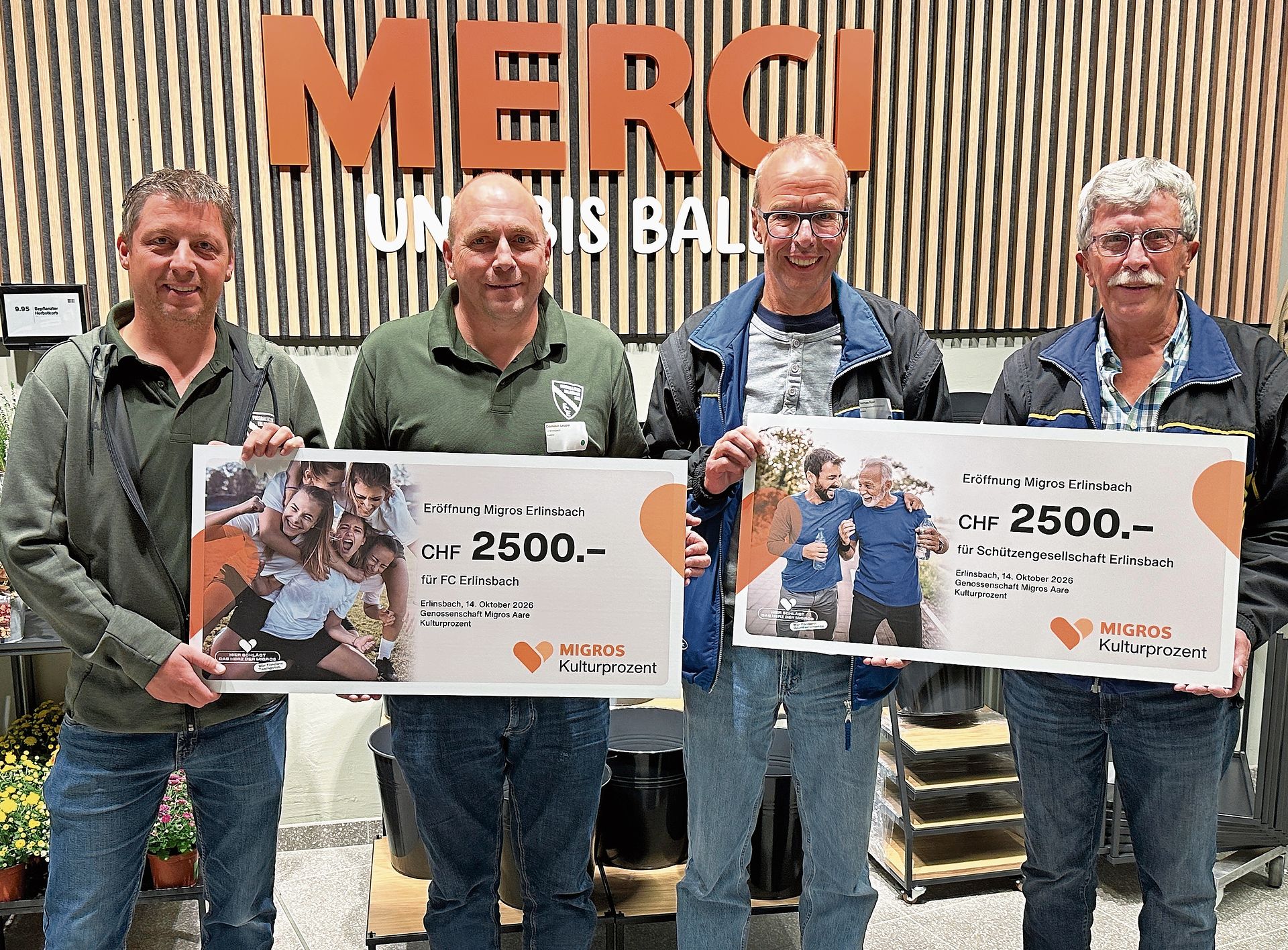 Erhielten einen Unterstützungsbeitrag aus dem Migros-Kulturprozent (von links): Andreas Hurter und Dominik Lauper (beide vom FC Erlinsbach) und Thomas Rost und Hans-Peter Maurer (beide Schützengesellschaft Erlinsbach). Erhielten einen Unterstützungsbeitrag aus dem Migros-Kulturprozent (von links): Andreas Hurter und Dominik Lauper (beide vom FC Erlinsbach) und Thomas Rost und Hans-Peter Maurer (beide Schützengesellschaft Erlinsbach).