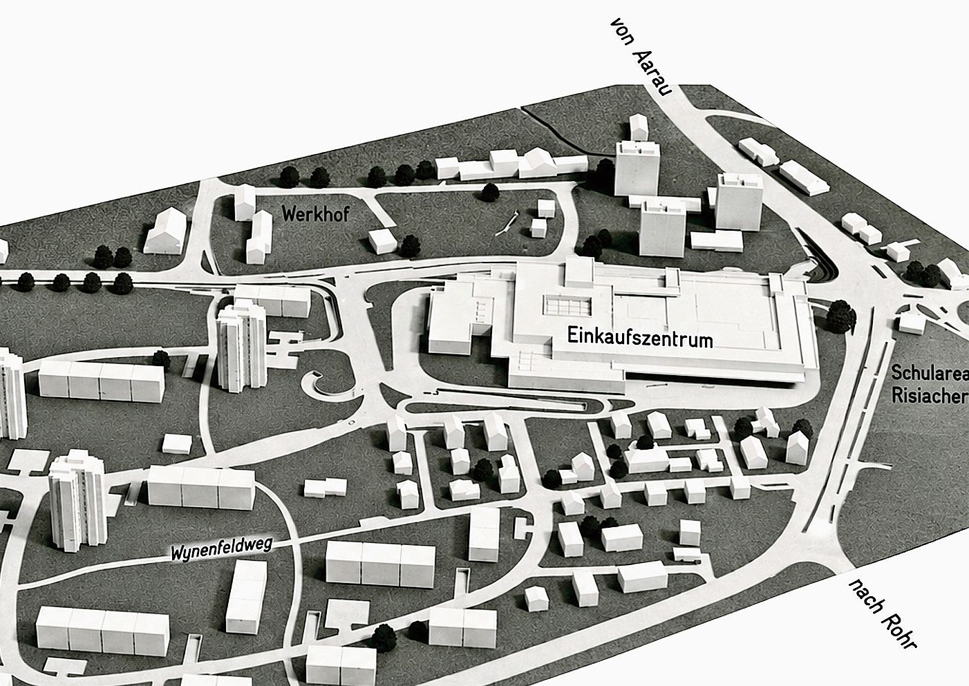 Das Modell (links) zeigt das geplante Einkaufszentrum (mit Hochhäusern) an der Lenzburgerstrasse in Buchs. Weil sich das Baubewilligungsverfahren verzögerte, eröffnete die Migros 1976 im Wynenfeld zunächst ein Provisorium. Daraus entwickelte sich Das Modell (links) zeigt das geplante Einkaufszentrum (mit Hochhäusern) an der Lenzburgerstrasse in Buchs. Weil sich das Baubewilligungsverfahren verzögerte, eröffnete die Migros 1976 im Wynenfeld zunächst ein Provisorium. Daraus entwickelte sich das heutige Wynecenter (rechts), das heuer sein 50-jähriges Bestehen feiert.Bilder: ZVG