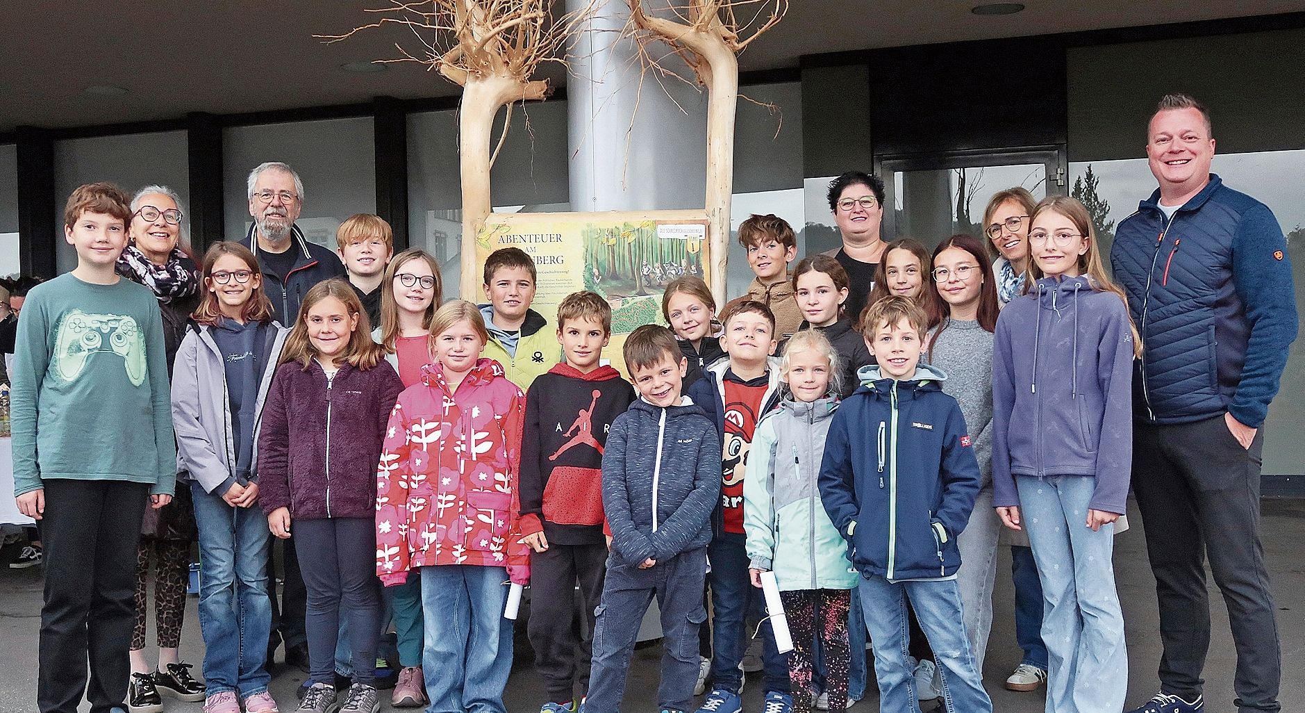 Sie geben den «Abenteuern am Ankenberg» ihre Stimmen und ein Gesicht: Schulkinder und weitere Mitwirkende feiern gemeinsam die Eröffnung. Bilder: RAN Sie geben den «Abenteuern am Ankenberg» ihre Stimmen und ein Gesicht: Schulkinder und weitere Mitwirkende feiern gemeinsam die Eröffnung. Bilder: RAN