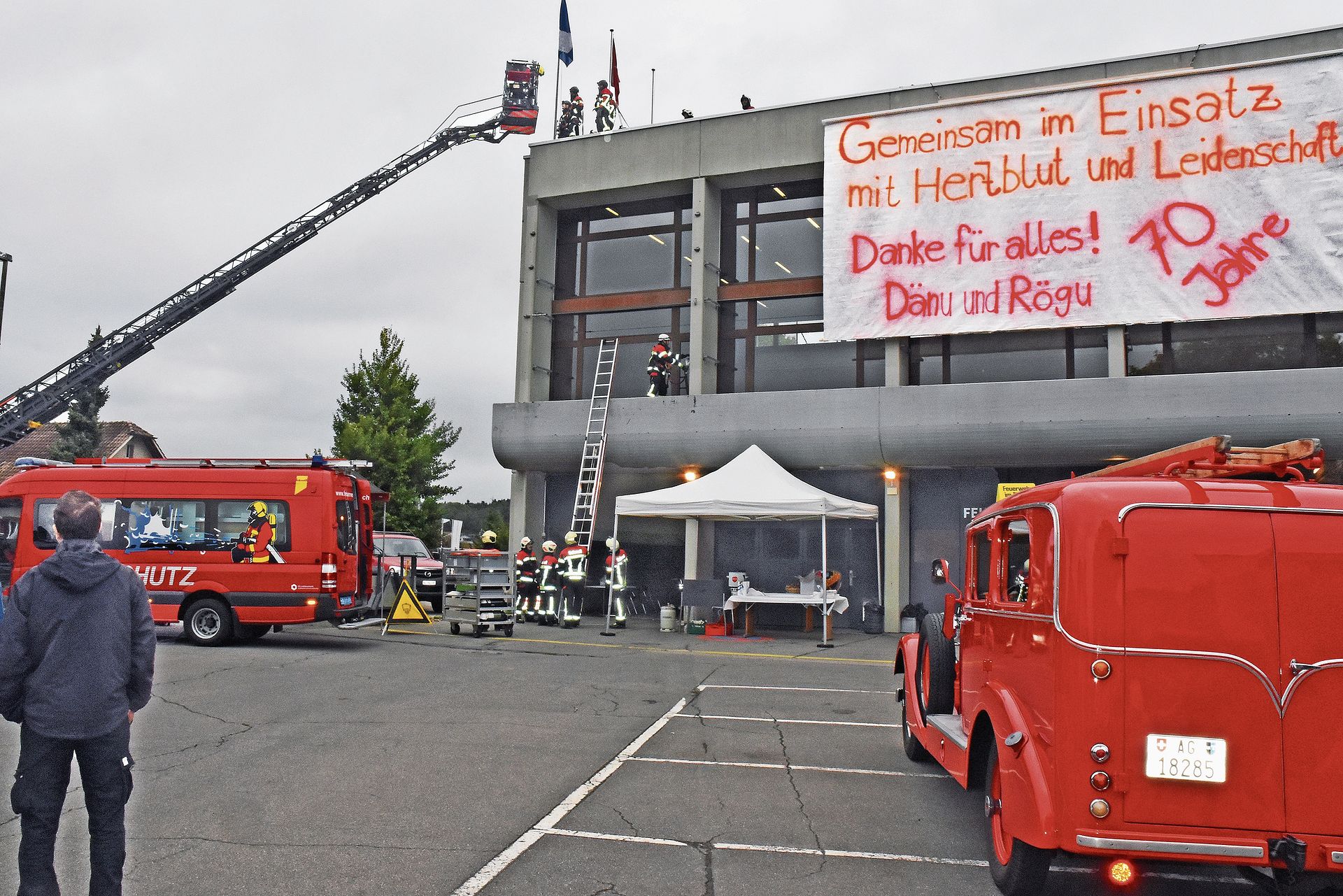 Die Autodrehleiter der Stützpunktfeuerwehr Zofingen brachte die angehenden Feuerwehrveteranen aufs Magazindach. Dort hing ein grosses Dankeplakat. Die Autodrehleiter der Stützpunktfeuerwehr Zofingen brachte die angehenden Feuerwehrveteranen aufs Magazindach. Dort hing ein grosses Dankeplakat.