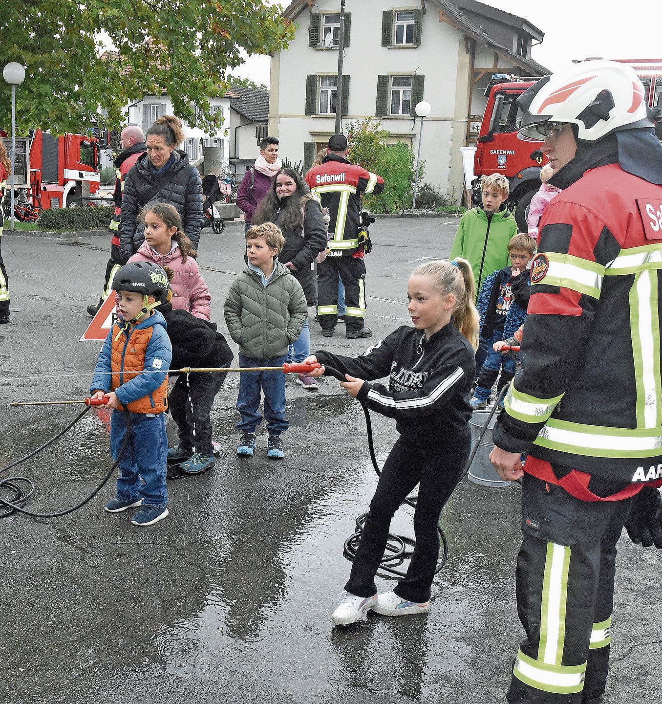 Der «Feuerwehrnachwuchs» übt mit der manuellen Spritze auf eine Gebäudewand. Der «Feuerwehrnachwuchs» übt mit der manuellen Spritze auf eine Gebäudewand.