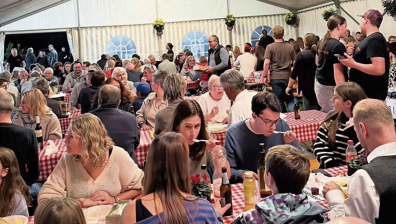 Volles Zelt beim Raclette-Plausch bei «Toni’s Treffpunkt».Bilder: Emir Can Arslan Volles Zelt beim Raclette-Plausch bei «Toni’s Treffpunkt».Bilder: Emir Can Arslan