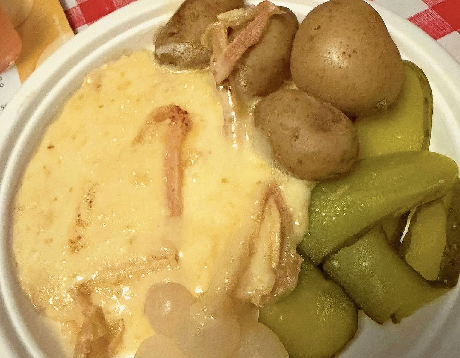 Leckeres Raclette genossen die Gäste. Leckeres Raclette genossen die Gäste.