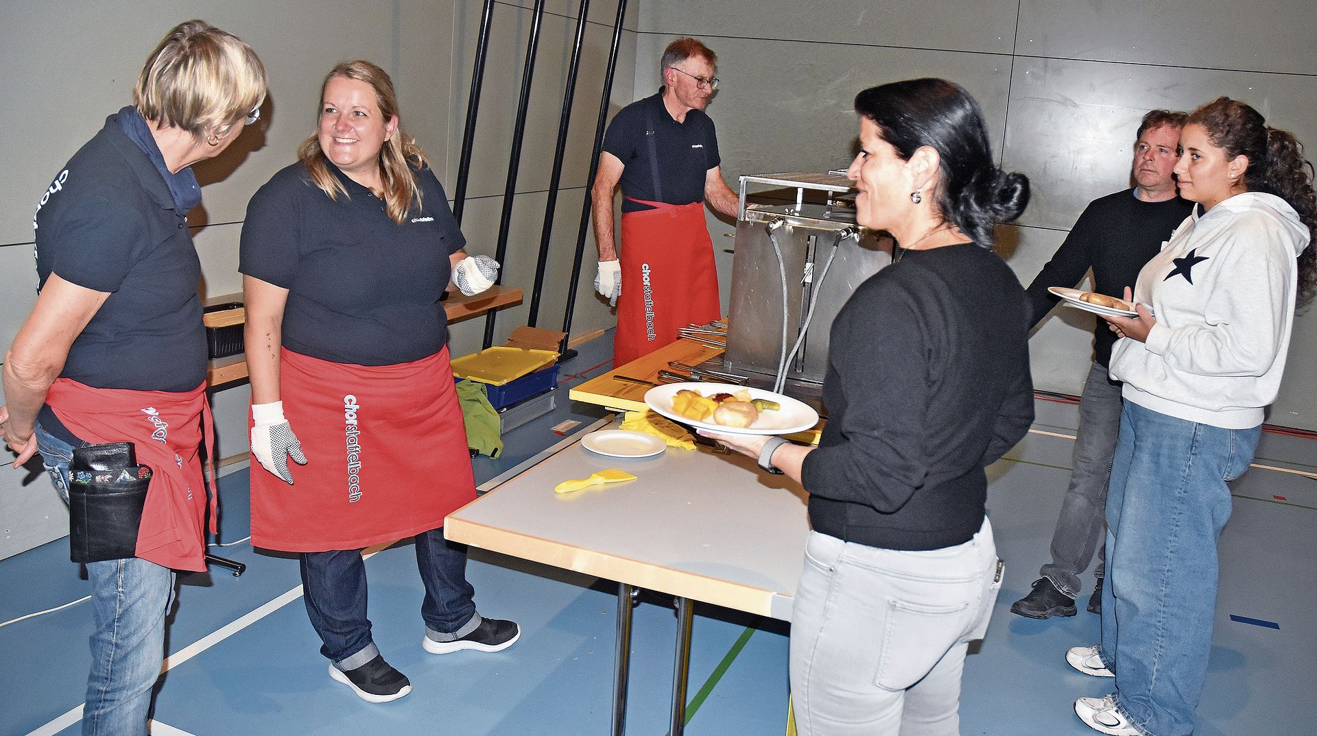 Neu nutzt der Chor rund um Präsidentin Jasmin Kirchhofer (2. von links) Elektroöfen zur Raclette-Zubereitung.Bilder: Alfred Weigel Neu nutzt der Chor rund um Präsidentin Jasmin Kirchhofer (2. von links) Elektroöfen zur Raclette-Zubereitung.Bilder: Alfred Weigel