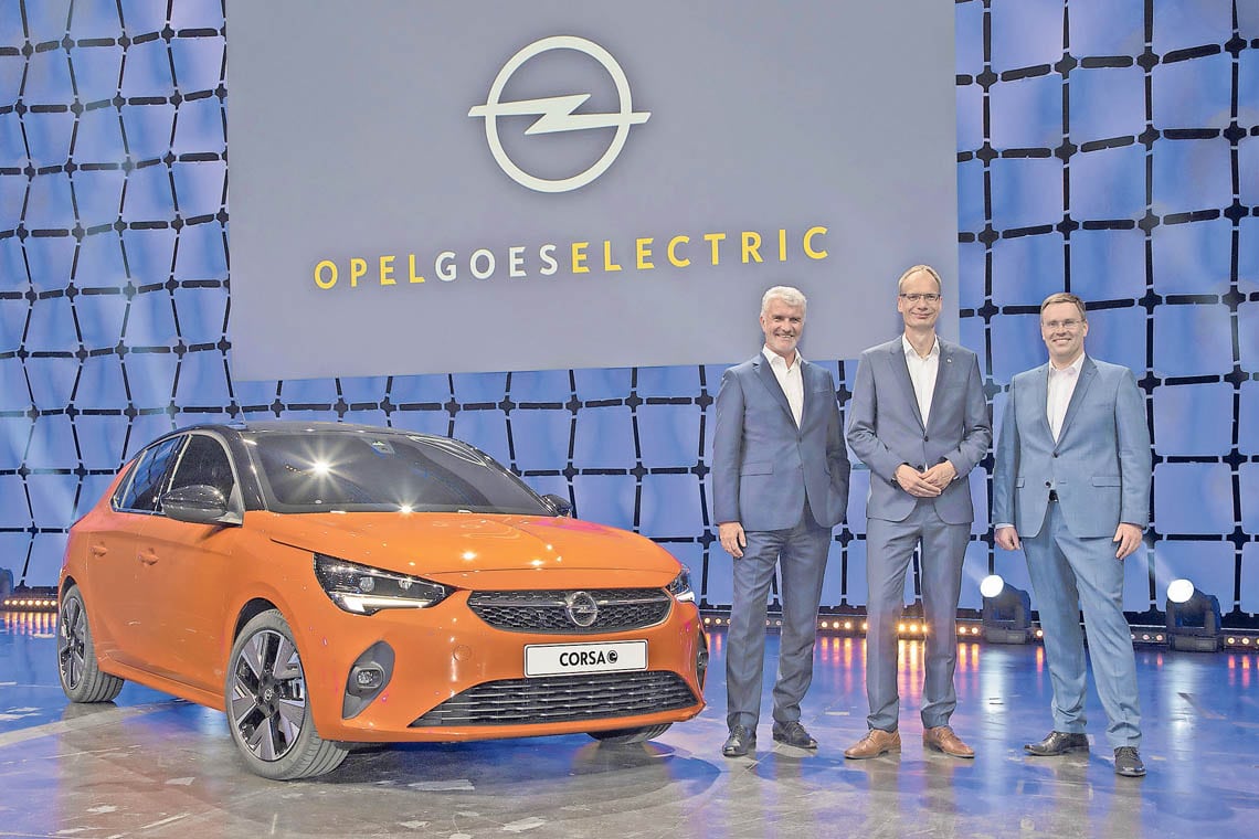 Mark Adams, Michael Lohscheller, Christian Müller (from left) Opel Corsa-e | Der Landanzeiger