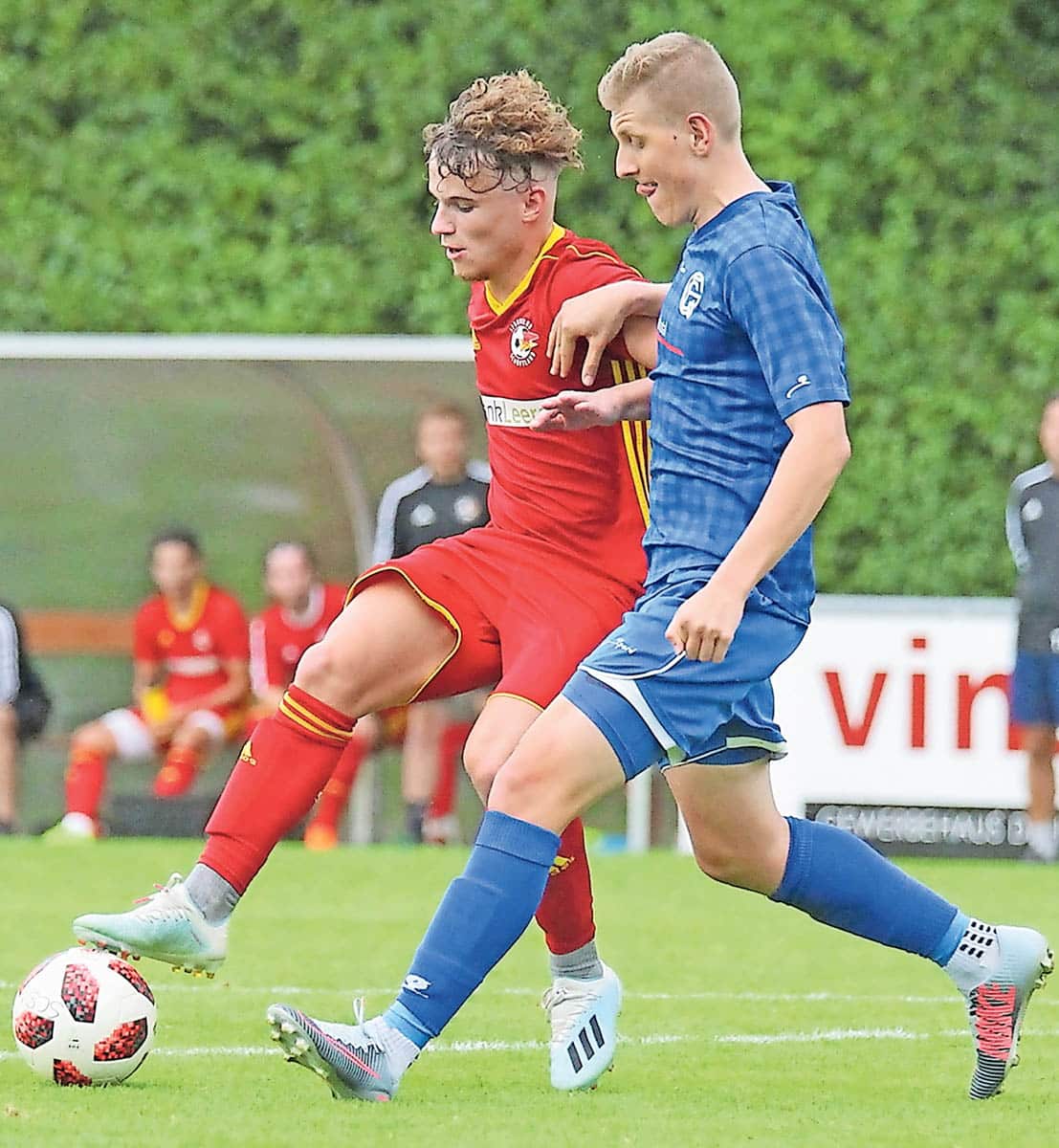 SC Schöftland - FC Grenchen Dass die Regionalfussballer – wie hier Jan Schneider (links) vom SC Schöftland – diese Saison nochmal um Ball und Punkte kämpfen, ist unwahrscheinlich | Der Landanzeiger