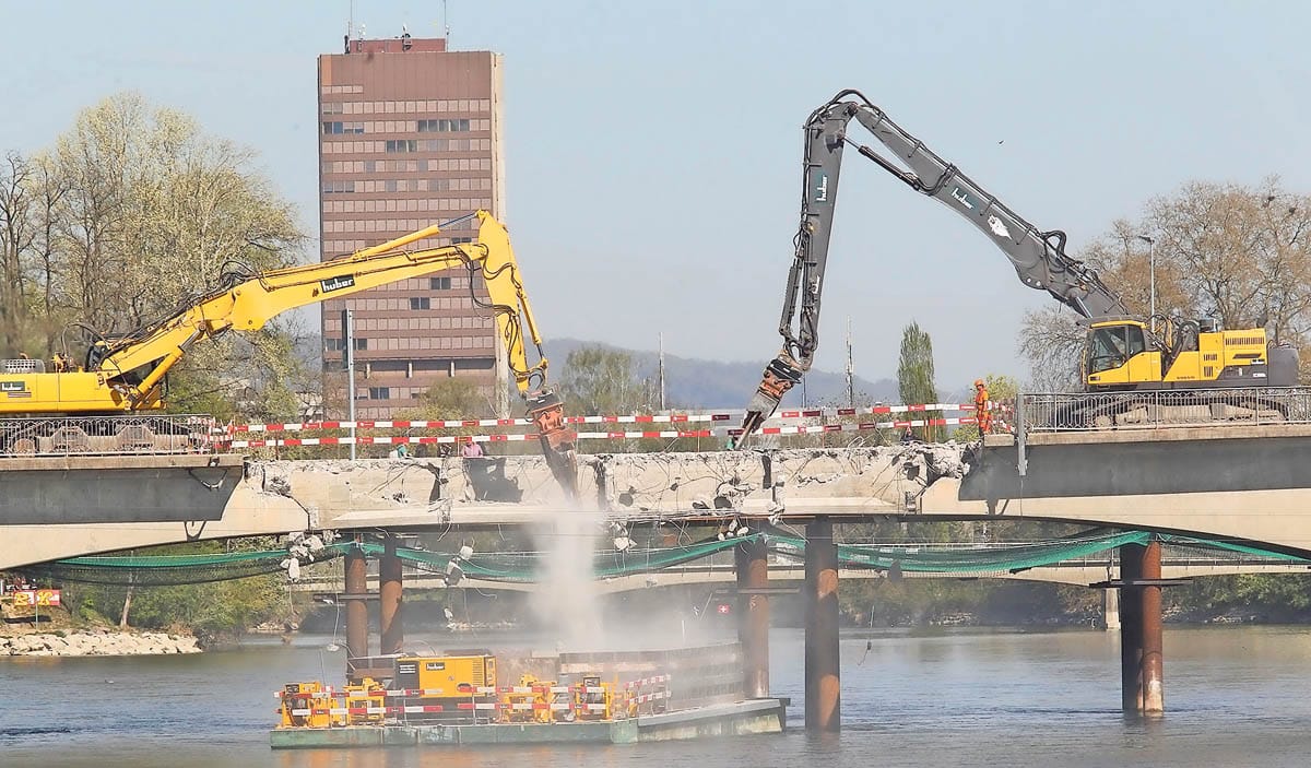 Abbruch alte Aarebrücke in Aarau 15. April: Die Maschinen beissen sich durch die Brücke | Der Landanzeiger