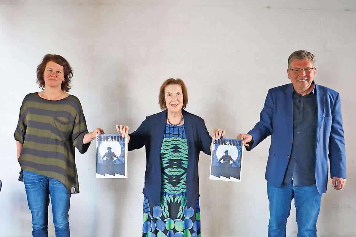 La_aarau_das_erste_jahresheft Geschäftsführerin Barbara Stocker, Präsidentin des Vereins Arta, Christine Egerszegi und der künstlerische Leiter Peter Kelting präsentieren das erste Jahresheft der neu gegründeten Bühne Aarau | Der Landanzeiger
