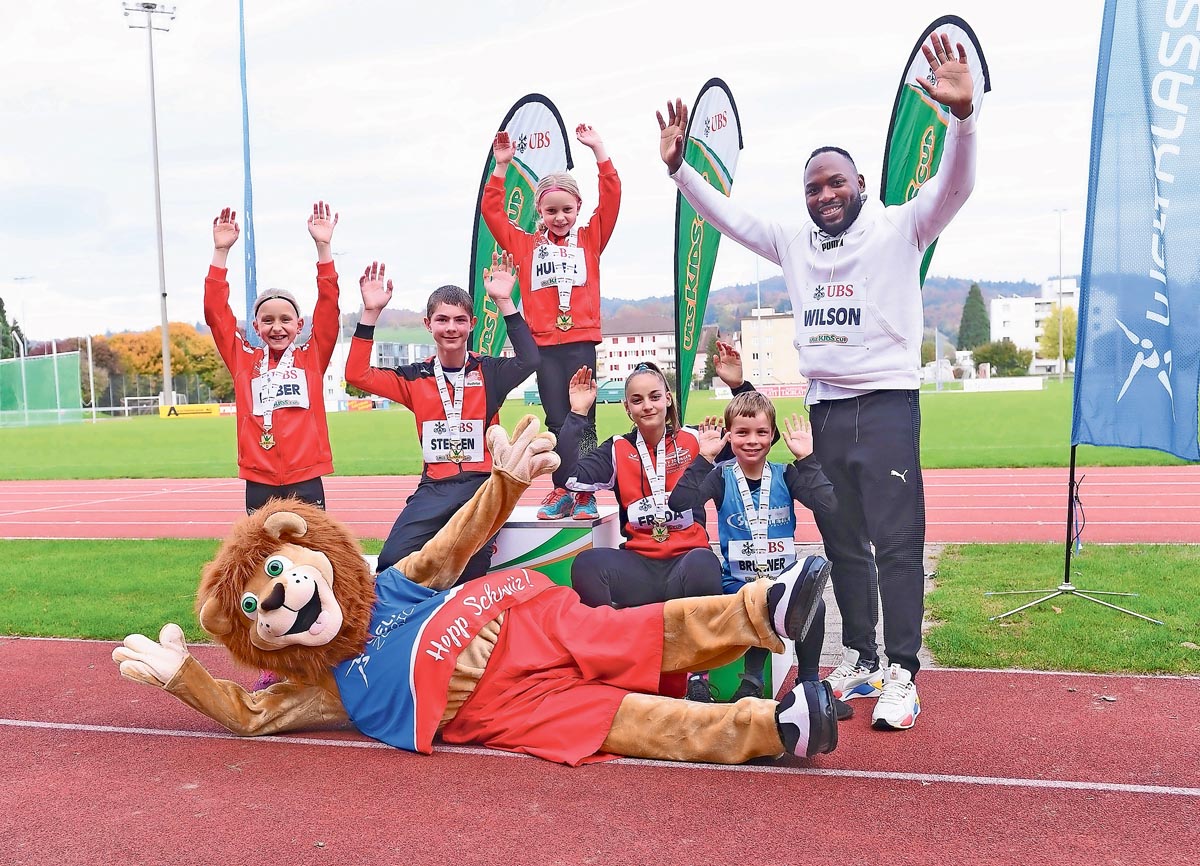 La_Leichtathletik - Alex Wilson Sprintstar Alex Wilson ehrt (von links): Lina Huber (BTV Aarau Athletics), Florian Steffen (SATUS Rothrist), Emma Huber (BTV Aarau Athletics), Angela Freda (TV Zofingen) und Maël Brunner (LAR Satus Oberentfelden) | Der Landanzeiger
